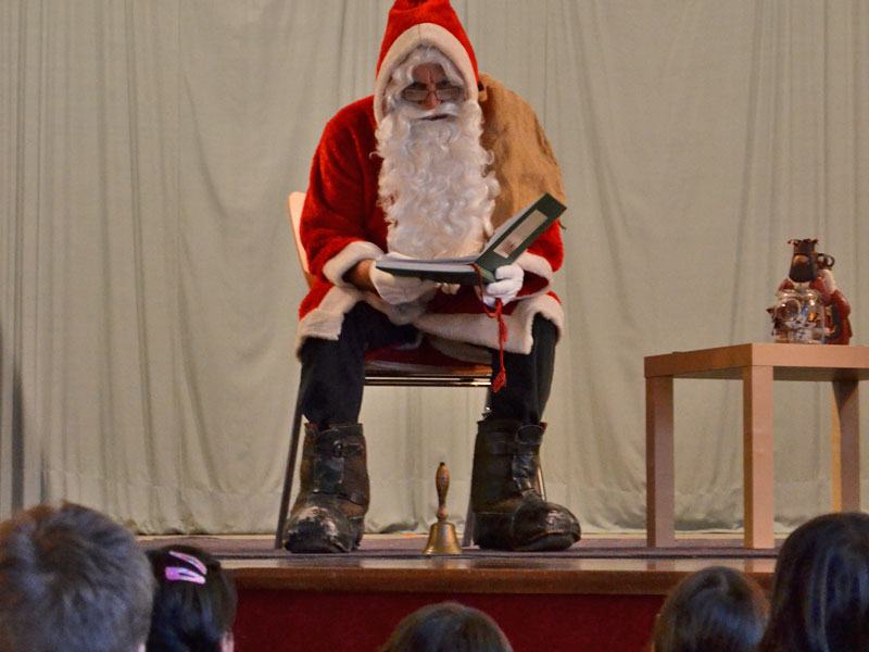 Der Nikolaus liest den Kindern Geschichten vor