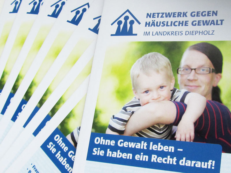 Falzflyer des Netzwerkes gegen Häusliche Gewalt im Landkreis Diepholz, Juli 2013 Falzflyer des Netzwerkes gegen Häusliche Gewalt im Landkreis Diepholz, Juli 2013