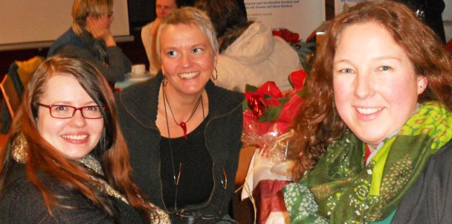 V.l.n.r.: Tanja Cossmann (ehemalige Praktikantin), Liane Neese und Bianca Dieckmann (Mitarbeiterin im Frauenhaus)