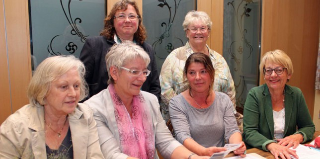 Der Vorstand des Netzwerkes gegen Häusliche Gewalt (v.l.): Rosl Kurella, Heimke Möhlenhof, Schutzhausleiterin Doris Wieferich, Ada Lampe, oben Sabine Pieschel und Ingrid Riehn (l.). Foto: © Mediengruppe Kreiszeitung