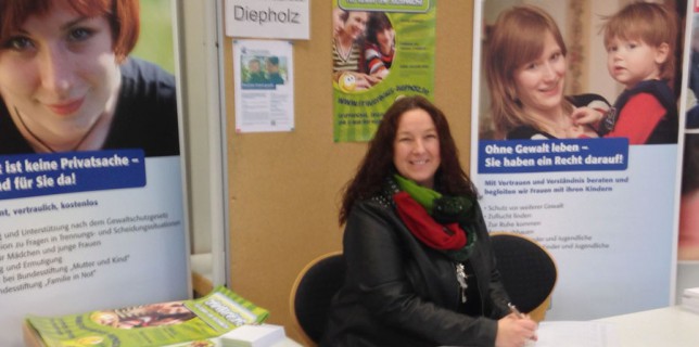 Infostand des Netzwerkes gegen Häusliche Gewalt im Landkreis Diepholz auf der 2. Praxisbörse Soziale Arbeit an der Universität Vechta am 17.02.2015