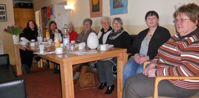 Teilnehmerinnen der Barnstorfer Küchentisch-Gesprächsrunde um Liesl Wuttke besuchen das Diepholzer Frauenhaus, 25.02.2015