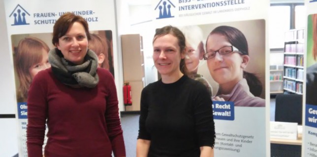 Manuela Grambart-Fiefeick und Silvia Lücke vom Netzwerk gegen Häusliche Gewalt mit ihrem Infostand auf dem Markt der Möglichkeiten am 21.02.2015 in Diepholz