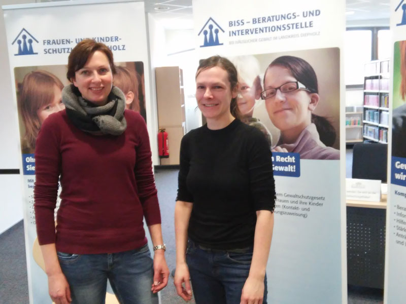 Manuela Grambart-Fiefeick und Silvia Lücke vom Netzwerk gegen Häusliche Gewalt mit ihrem Infostand auf dem Markt der Möglichkeiten am 21.02.2015 in Diepholz