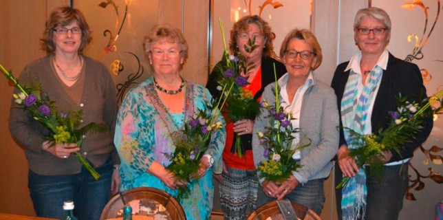 Mitgliederversammlung am 17.06.2015. V.l.: Renate Hillebrenner, Kassenprüferin; Ingrid Riehn, Beisitzerin; Beatrix Wilmhoff, Schatzmeisterin; Ada Lampe, 1. Vorsitzende; Heimke Möhlenhof, 2. Vorsitzende. Nicht abgebildet: Sabine Pieschel, Schriftführerin; Rosl Kurella, Beisitzerin