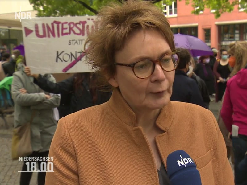 Demonstranten fordern bessere Finanzierung von Frauenhäusern. Bild: Screenshot aus NDR-Video
