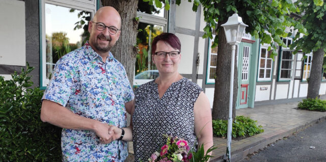 Stefan Last, zweiter Vorsitzender, gratuliert der neuen ersten Vorsitzenden, Corinna Wiegmann