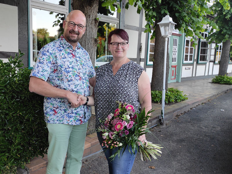 Stefan Last, zweiter Vorsitzender, gratuliert der neuen ersten Vorsitzenden, Corinna Wiegmann