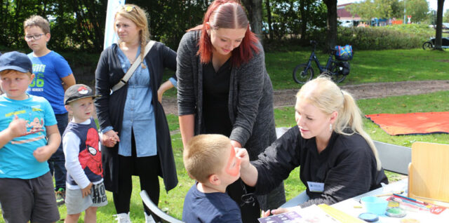 Kinderschminken beim Picknick im Park am 09.08.2023 in Bruchhausen-Vilsen