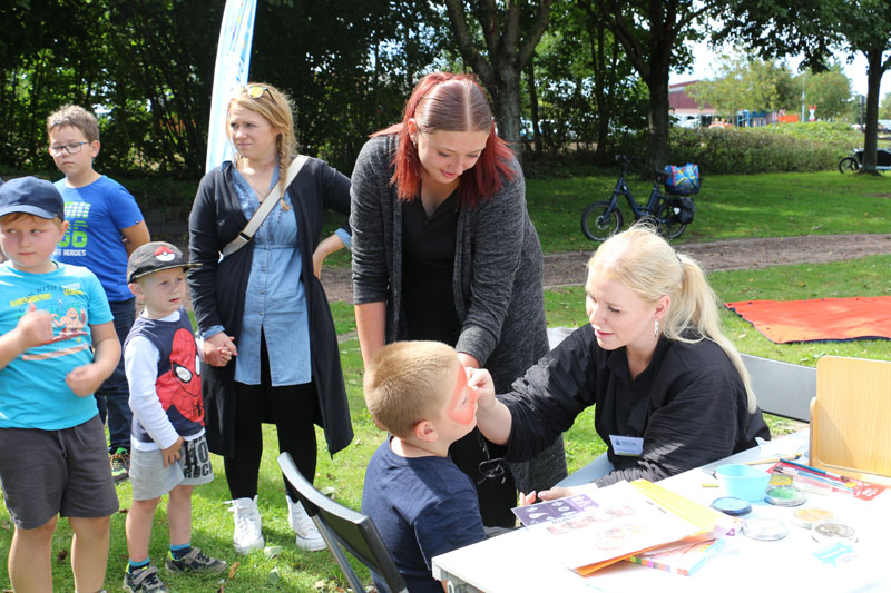 Kinderschminken beim Picknick im Park am 09.08.2023 in Bruchhausen-Vilsen