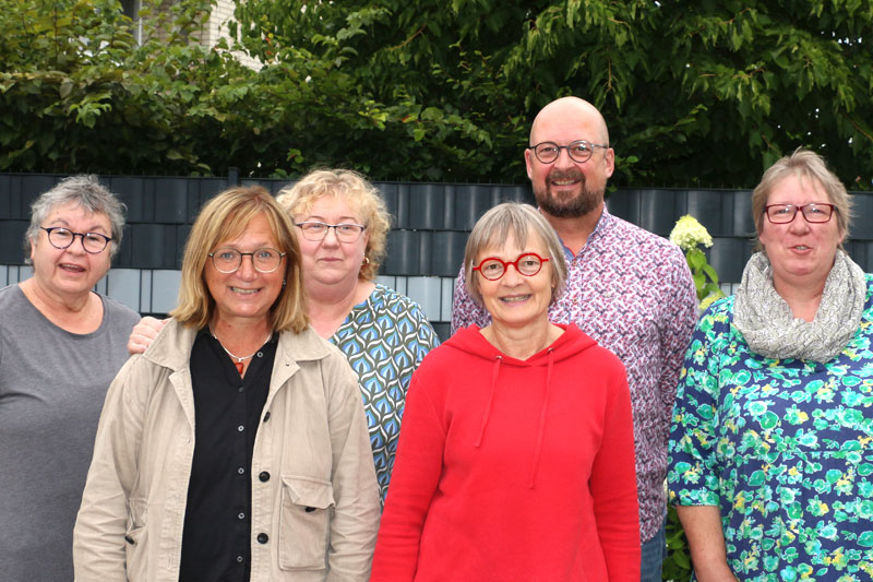 Der Vorstand des Netzwerkes gegen Häusliche Gewalt im Landkreis Diepholz e.V., 31. Juli 2023. V.l.n.r.: Ina Bönisch-Maier (Beisitzerin), Karin Sander (Schriftführerin), Beatrix Wilmhoff (Schatzmeisterin), Christina Runge (Beisitzerin), Stefan Last (1. Vorsitzender), Angela Pohlmeyer (Beisitzerin).